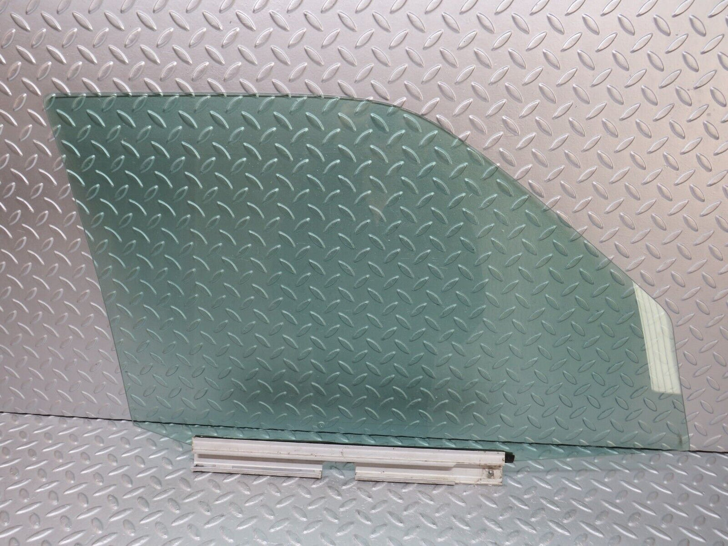 36564 Mercedes-Benz W201 190E 2.0L Front Left Door Window Glass