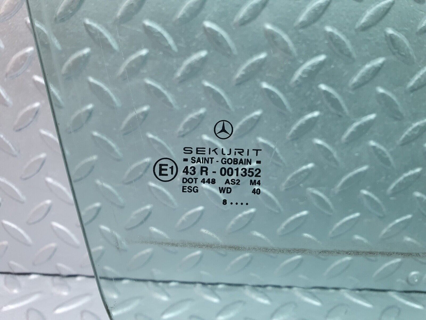 41993 Mercedes-Benz W202 C200 Front Right Door Window Glass