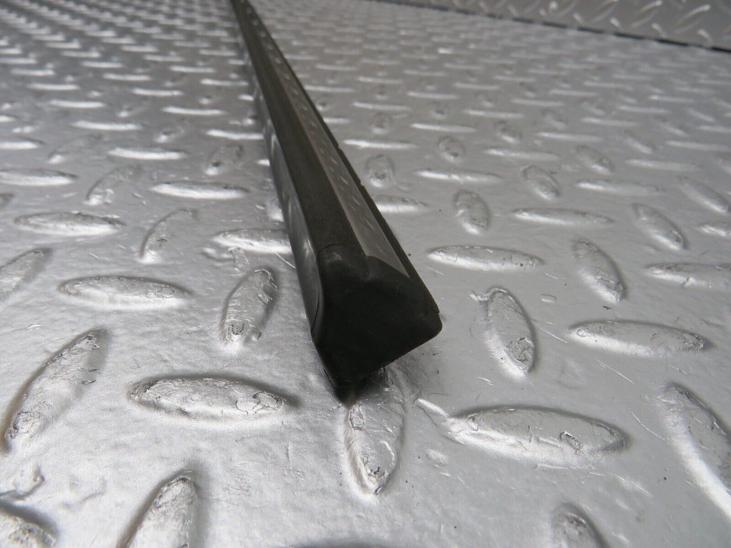 31098 Mercedes-Benz W123 200D Front Right Door Centre Moulding Trim