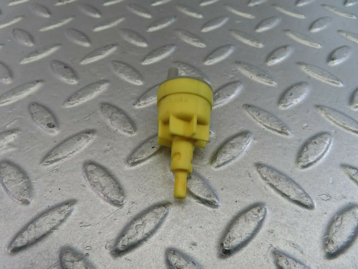 10103 Mercedes-Benz C123 230CE Coupe Vacuum Valve