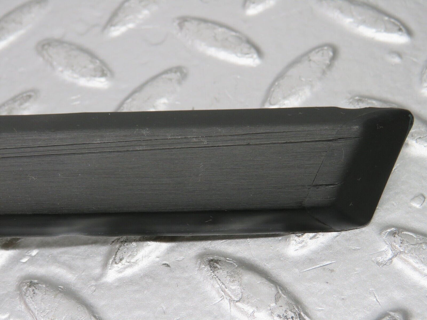 30780 Mercedes-Benz W201 190E 2.0L Front Right Fender Wing Centre Moulding Trim