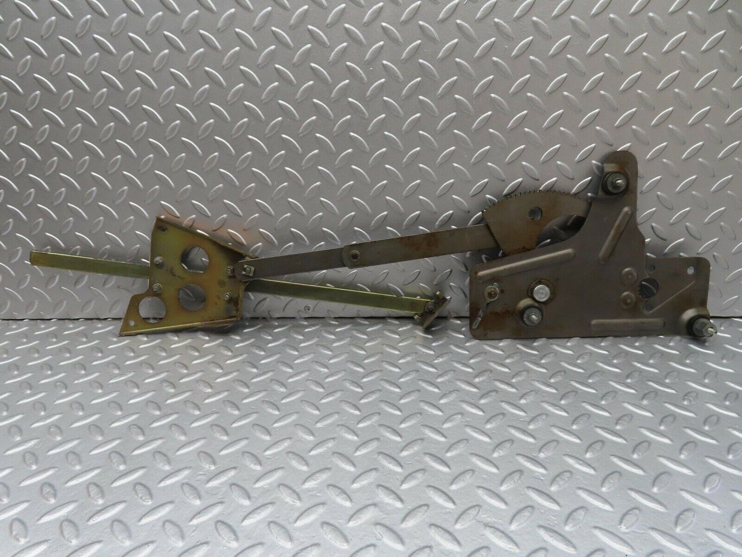 14002 Mercedes-Benz C107 280SLC Rear Right Power Window Regulator 1076701003