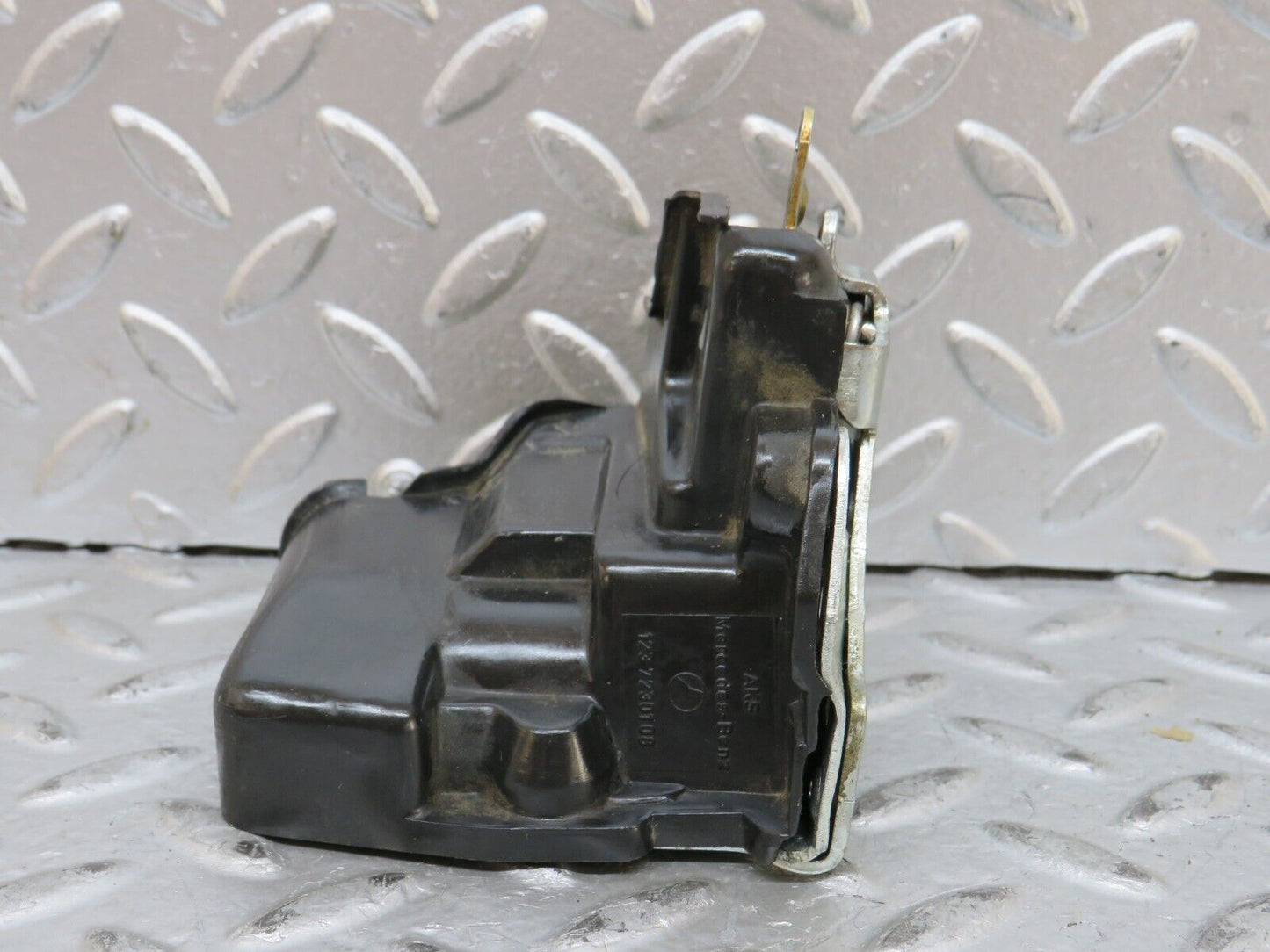 28289 Mercedes-Benz S123 240D Wagon Front Left Door Lock Mechanism 1237330108