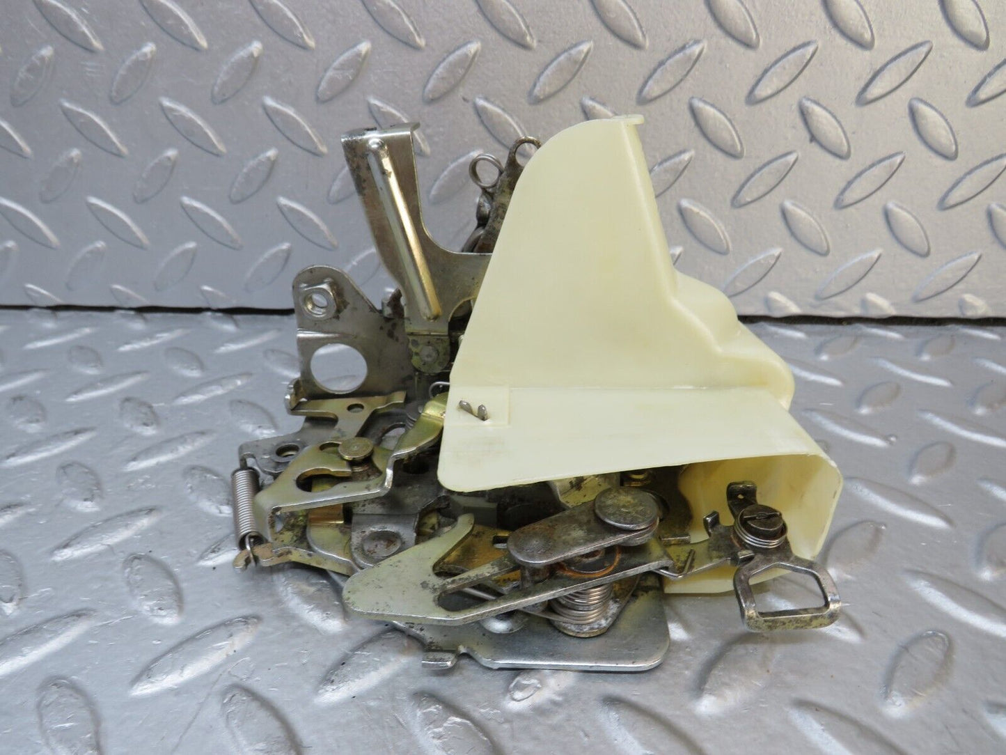 36972 Mercedes-Benz C126 420SEC Coupe Left Door Lock Mechanism