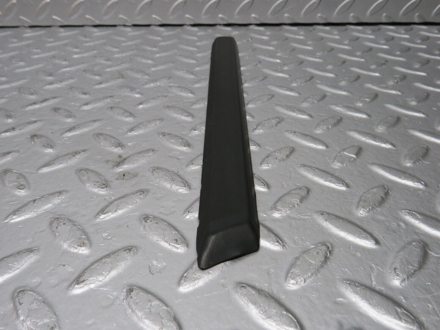 33782 Mercedes-Benz W201 190E 2.0L Front Left Fender Wing Centre Moulding Trim