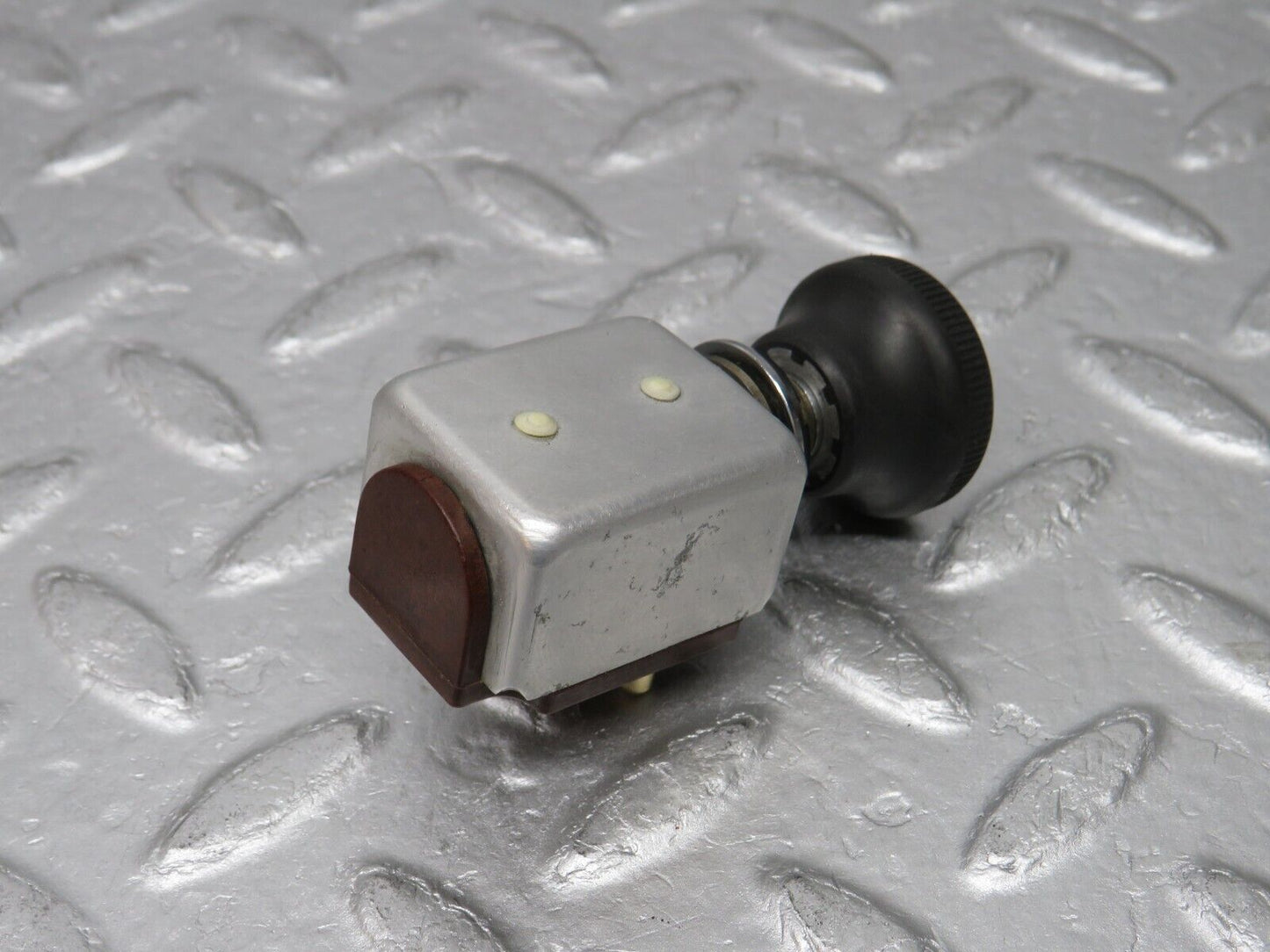 37530 Mercedes-Benz W109 300SEL 3 Pin Pull Switch 31263001