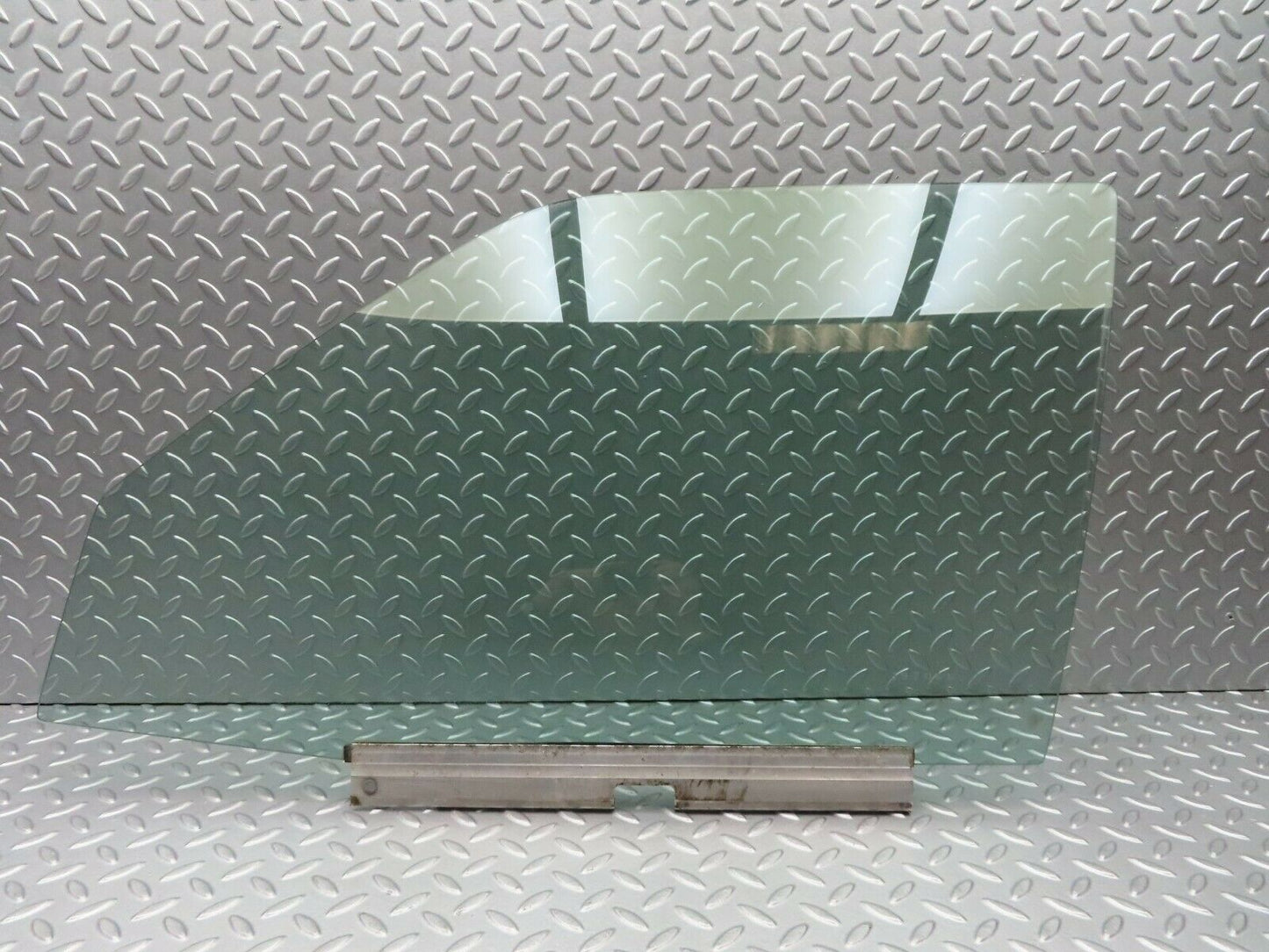 5322 Mercedes-Benz W124 230E Front Left Door Window Glass