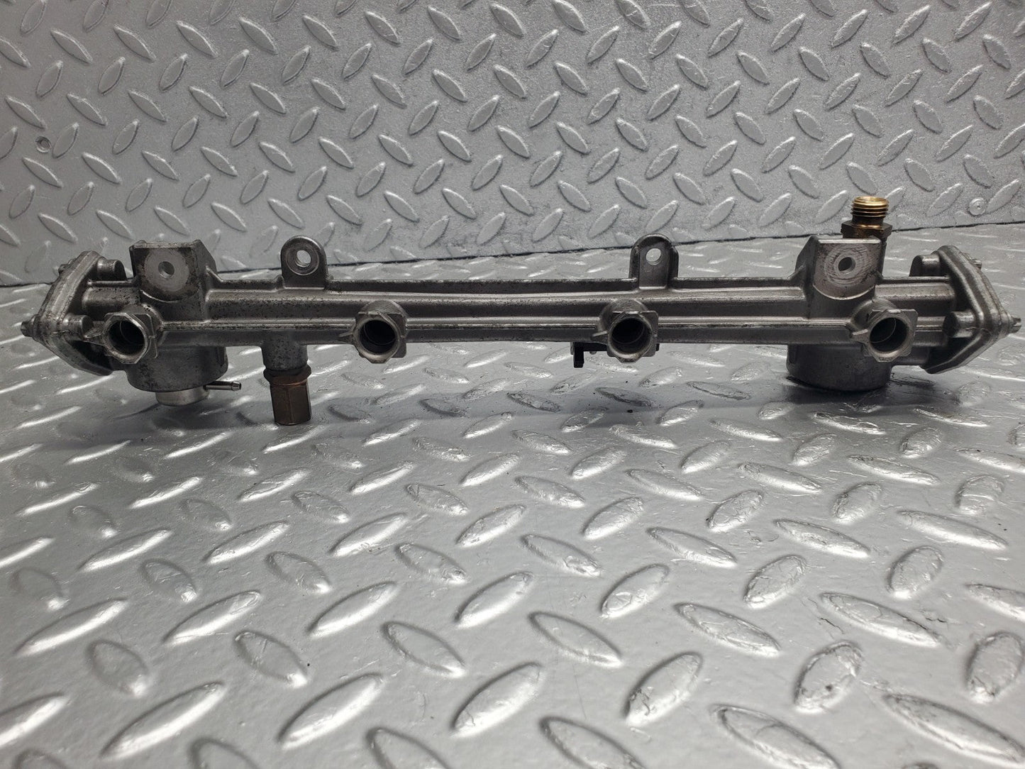 W124 Wagon fuel injector rail used OEM