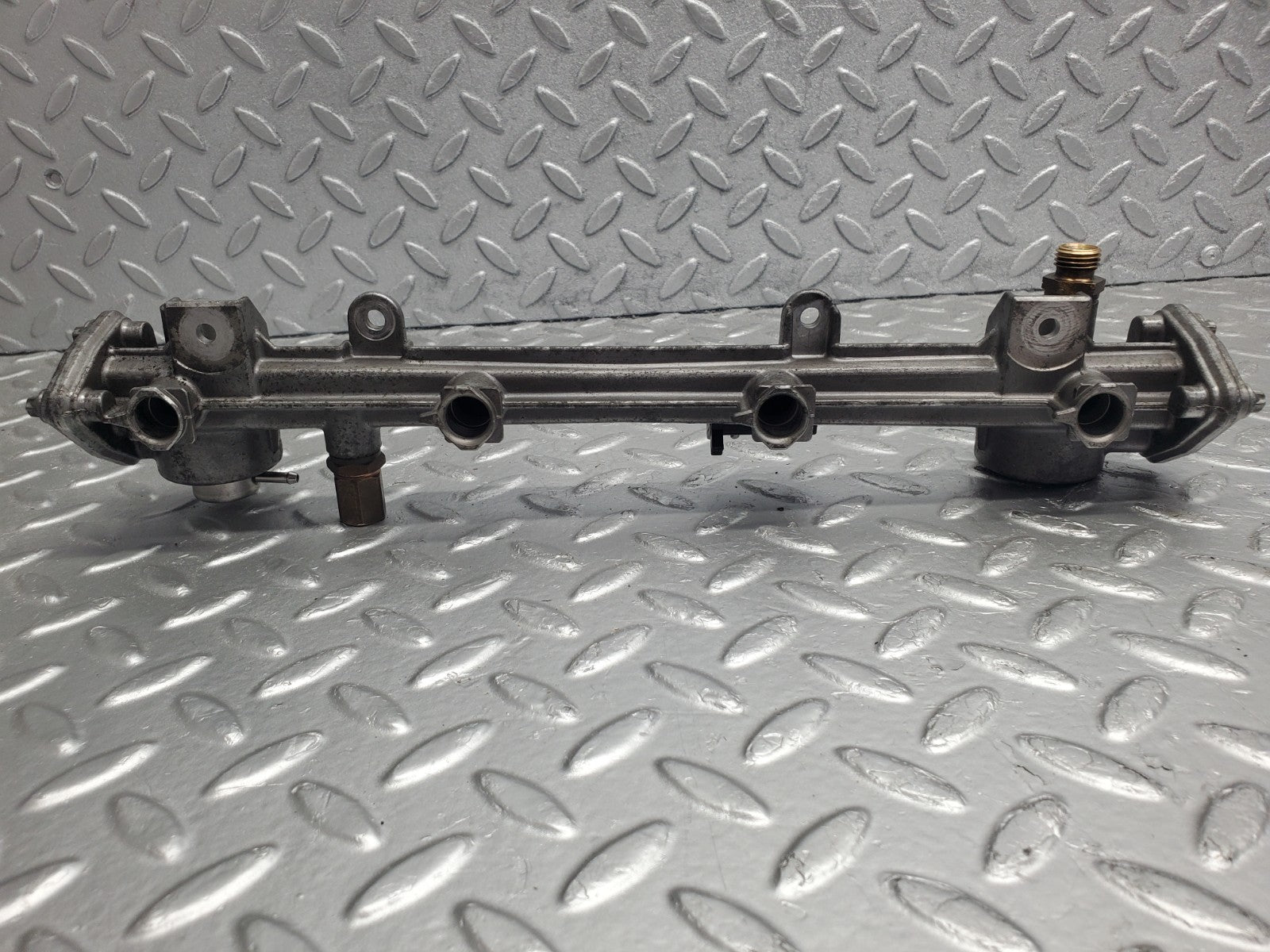 W124 Wagon fuel injector rail used OEM