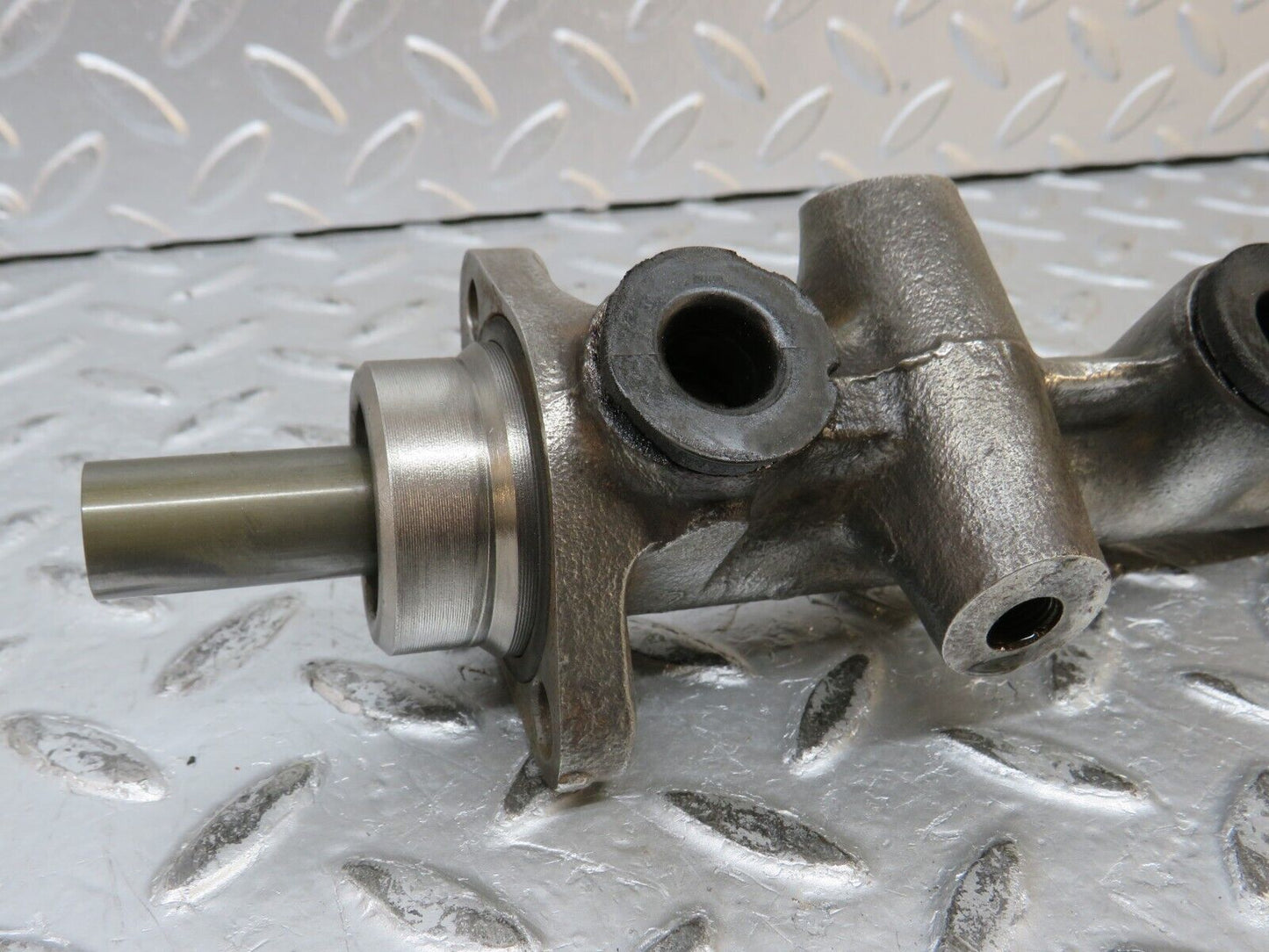 32139 Mercedes-Benz W123 230E Brake Master Cylinder Bendix