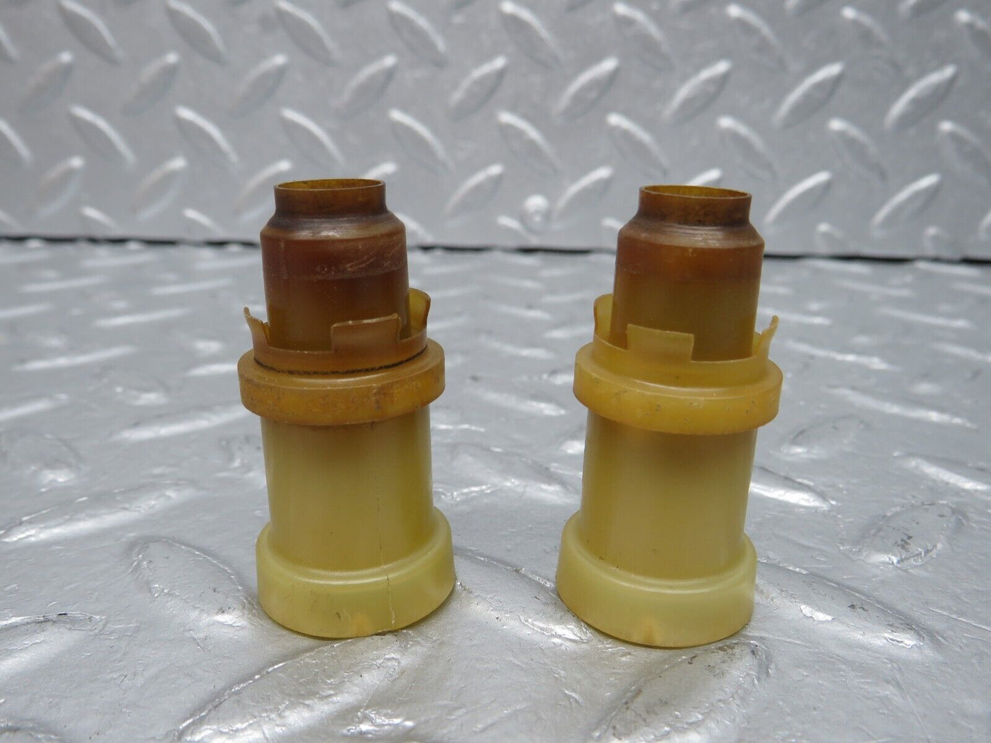 40172 Mercedes-Benz R107 350SL Coupe Fuel Injector Holder 2x