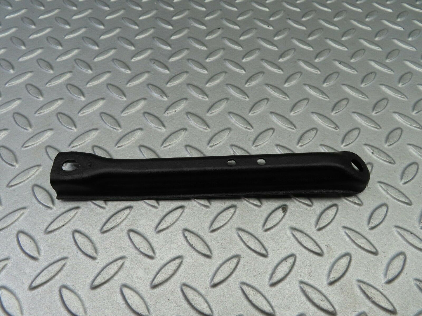 5977 Mercedes-Benz W123 200 Air Intake Manifold Bracket