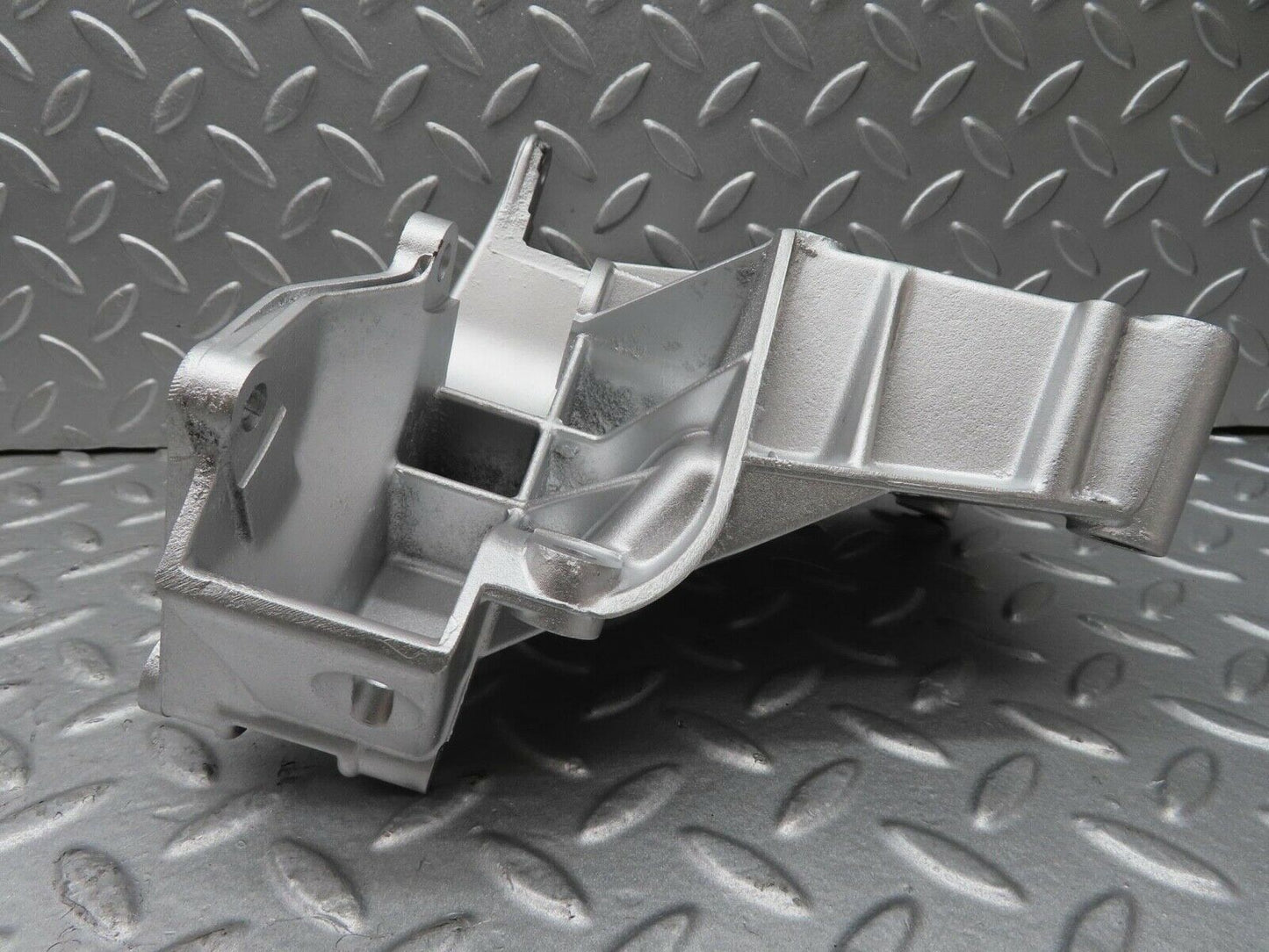 14658 Mercedes-Benz W201 190E Power Steering Pump Bracket 1022361330