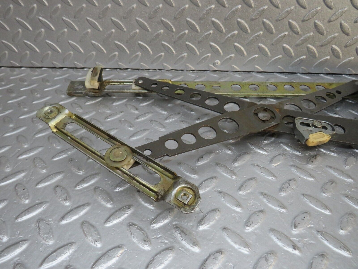 40606 Mercedes-Benz W123 300D Front Left Power Window Regulator 1237202746