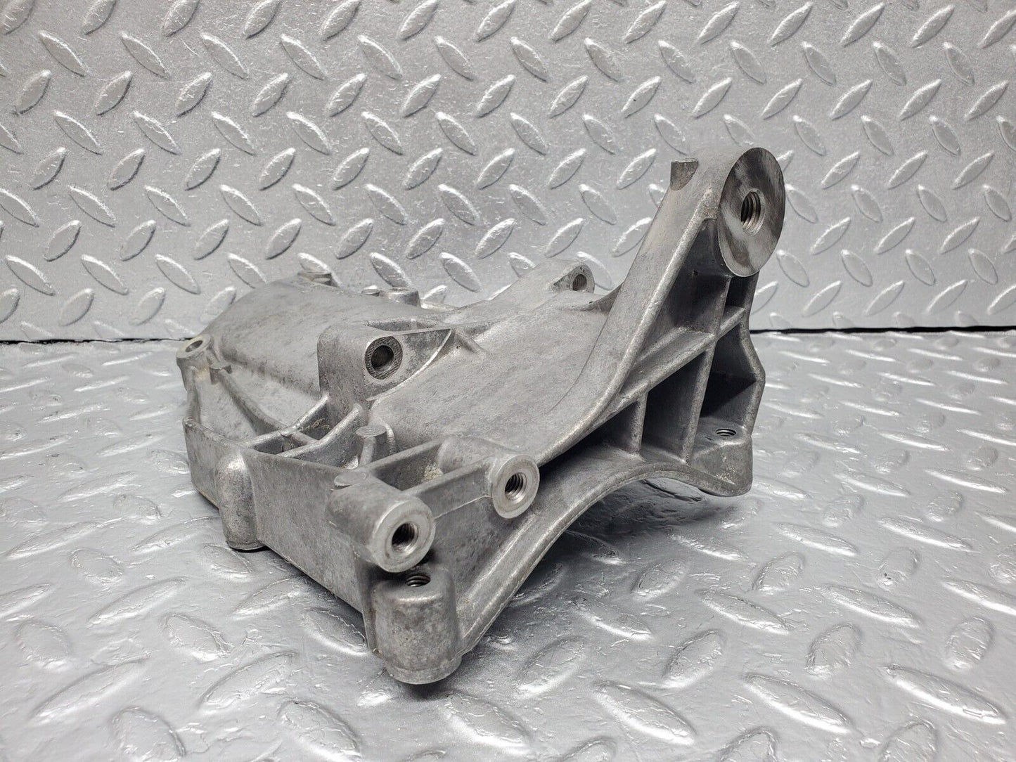 45922 Mercedes-Benz W126 420SE Air Conditioning Compressor Bracket 1161301035