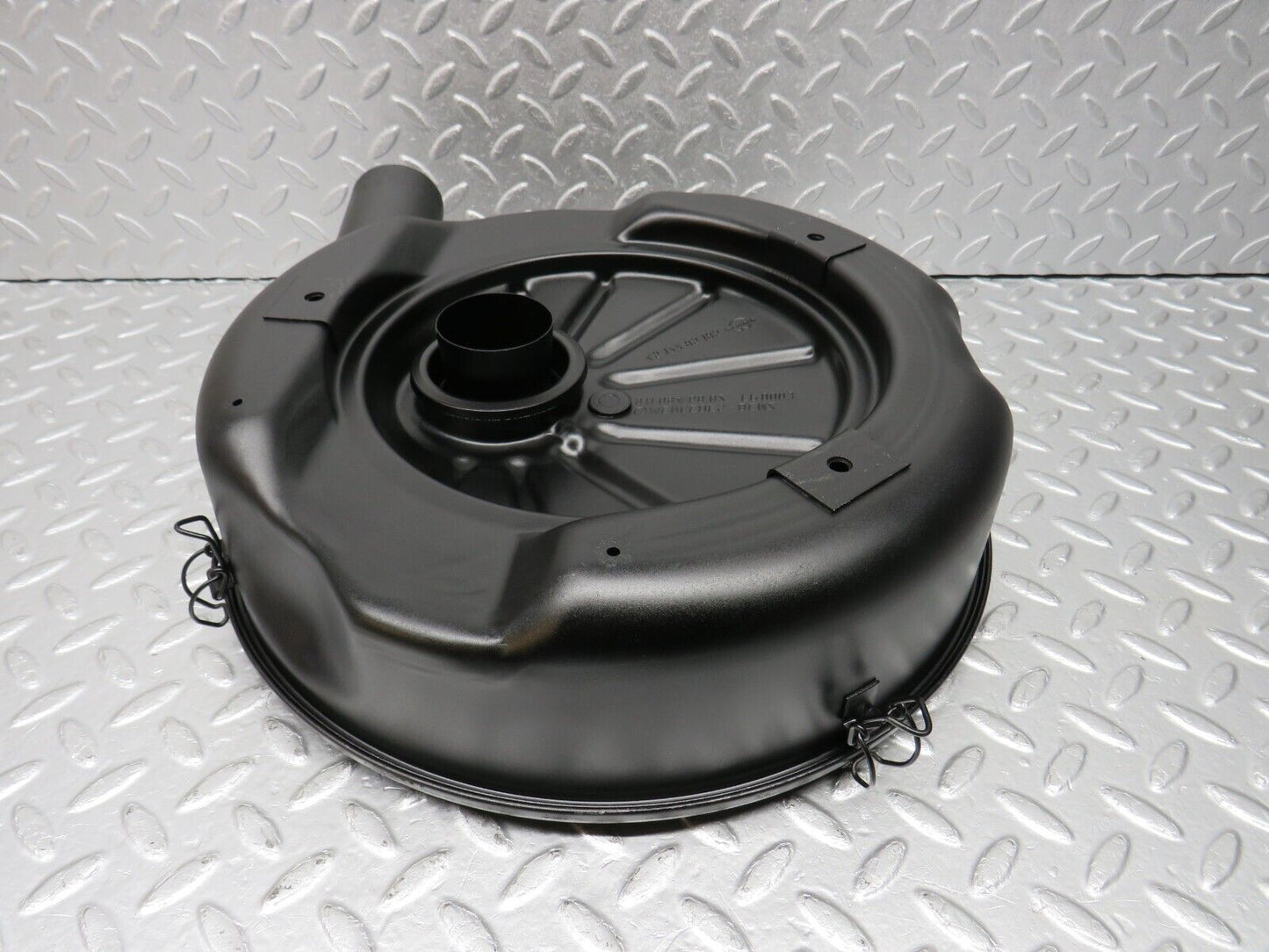 40600 Mercedes-Benz W123 300D Air Filter Box Housing 0110946802 0010949504