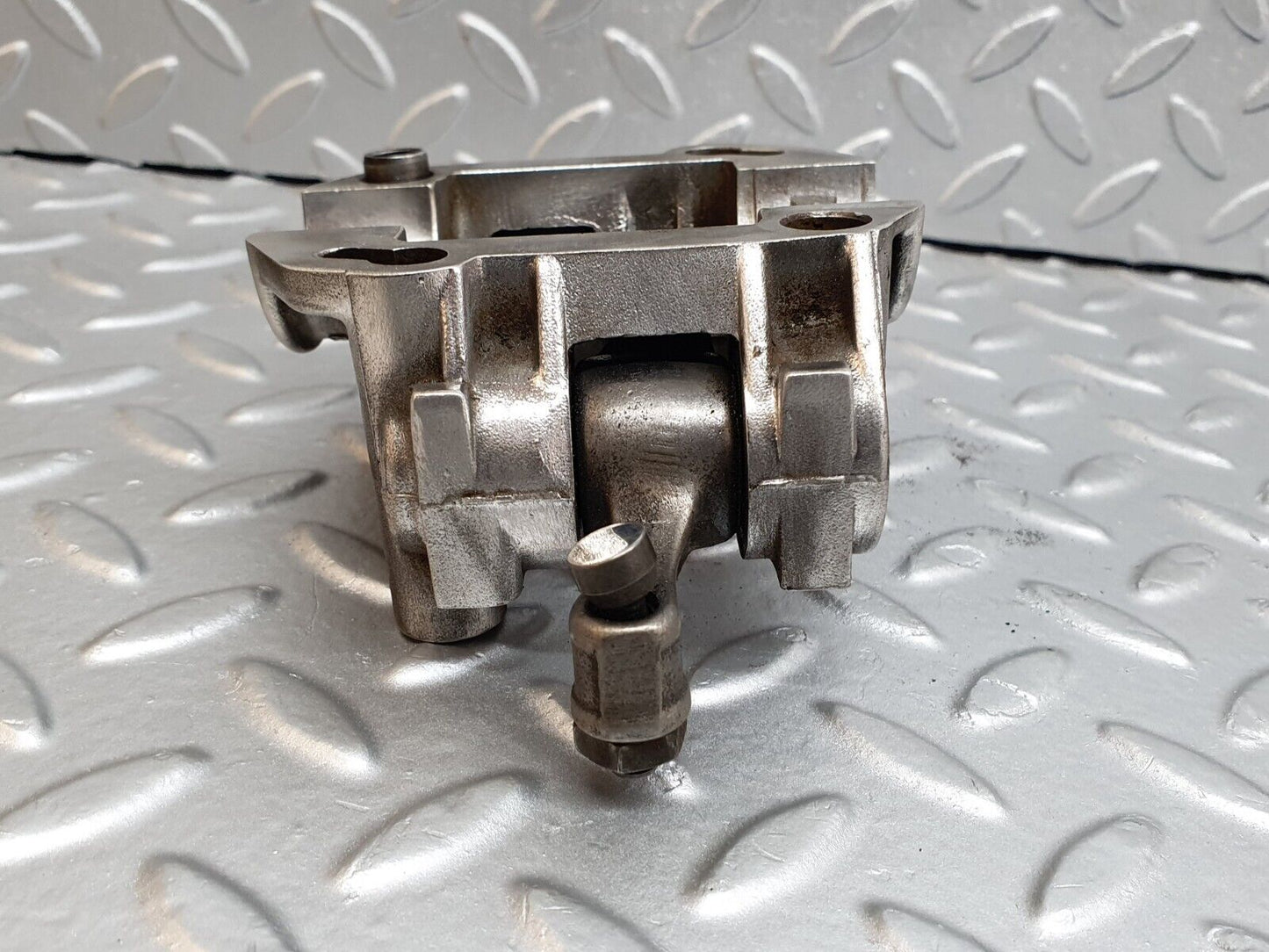 43067 Mercedes-Benz W123 Rocker Arms Camshaft Bearing Block 1020510110