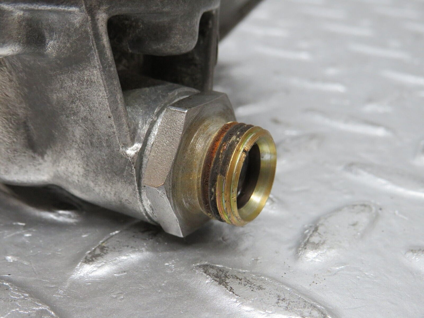 32788 Mercedes-Benz C107 R107 350 V8 Oil Pressure Damper 1161870194 1161870196