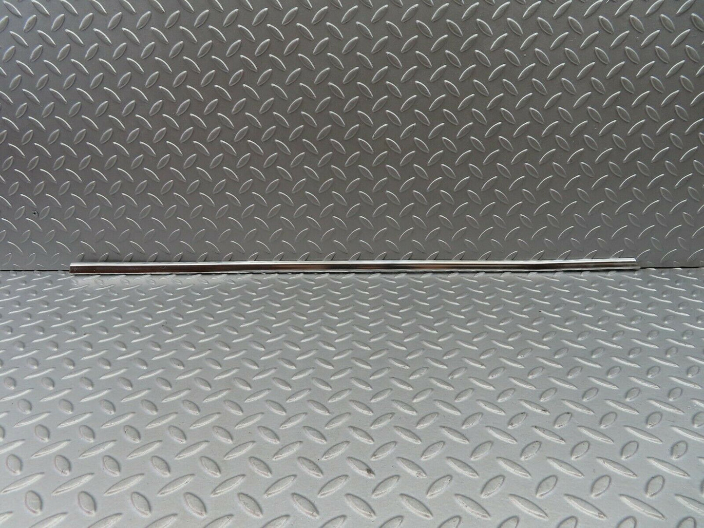 5912 Mercedes-Benz W123 200 Front Right Door Chrome Moulding Trim