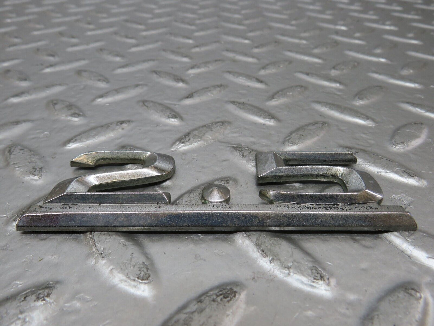 25200 Mercedes-Benz W201 190D Trunk Badge 2.5 Emblem