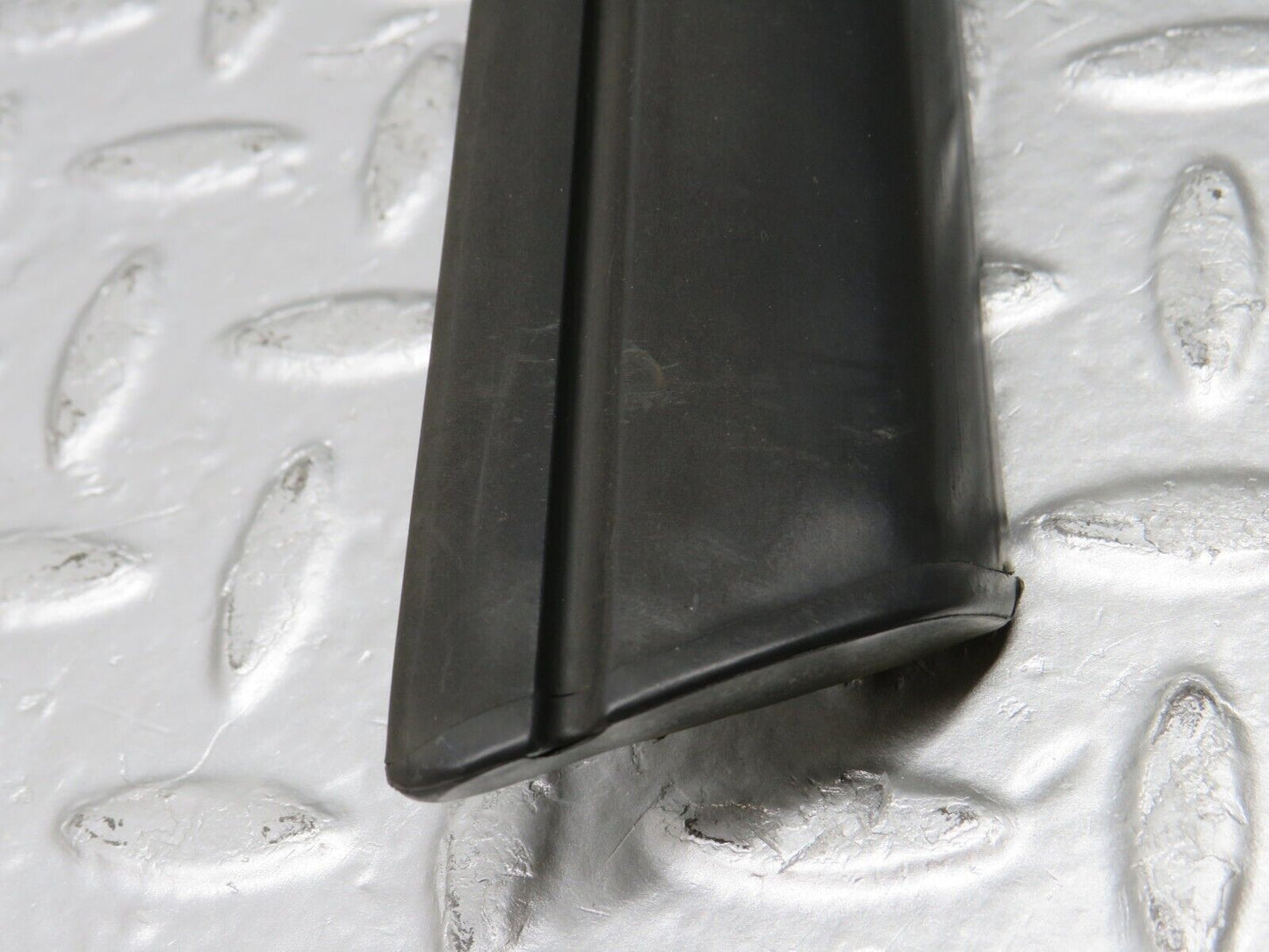 33957 Mercedes-Benz W124 260E Rear Right Door Centre Moulding Trim