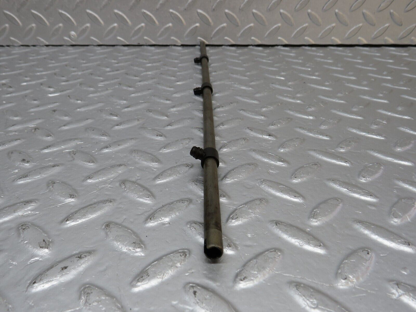 39933 Mercedes-Benz R107 350SL Camshaft Oil Tube