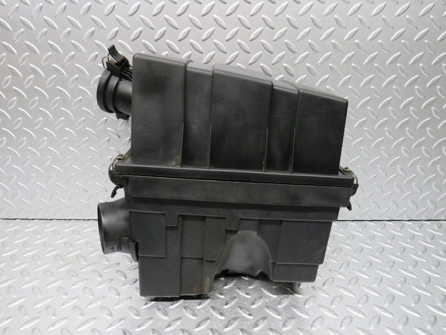 31203 Mercedes-Benz S124 220TE Wagon Air Filter Housing 1110940102