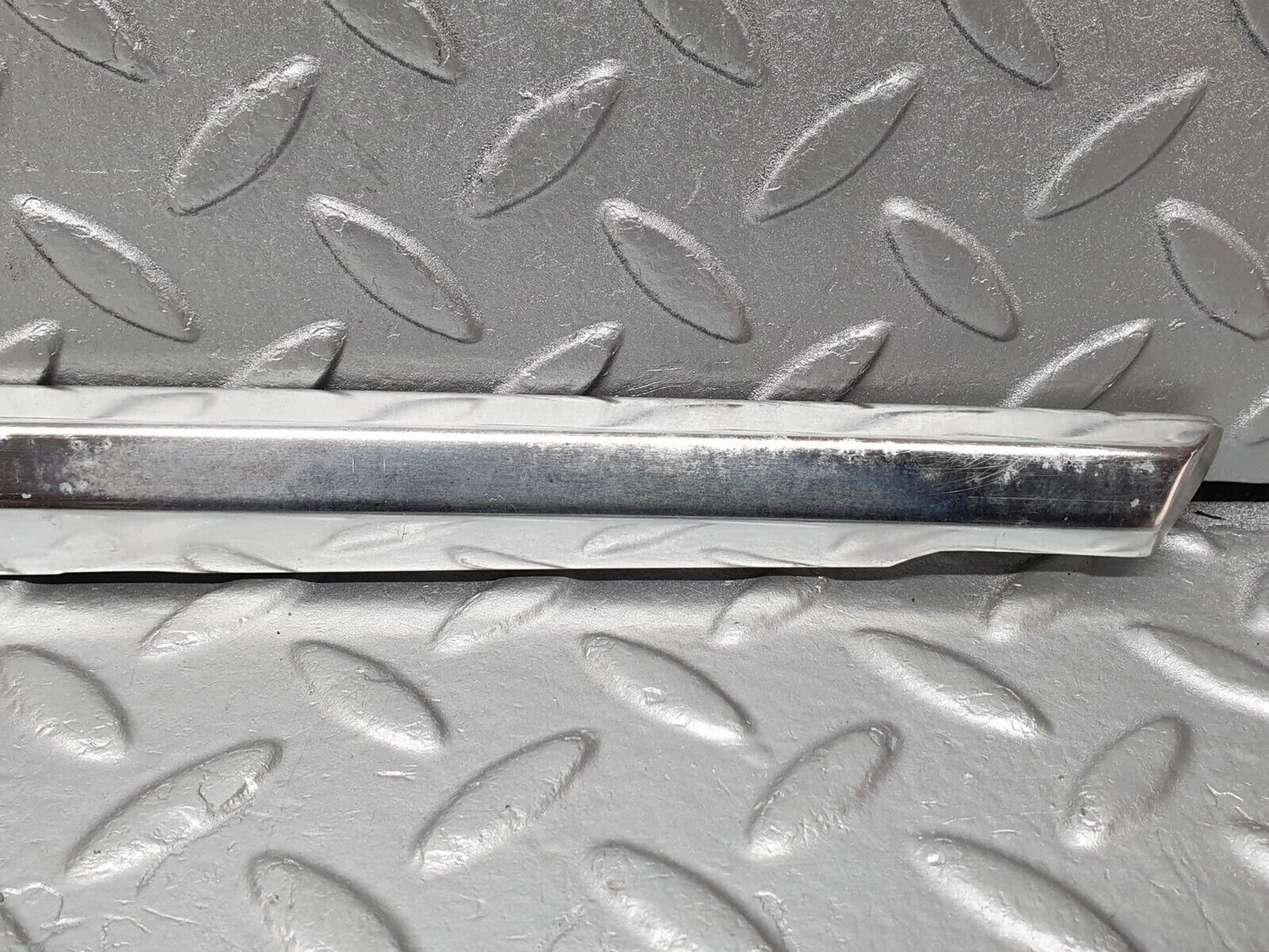 41190 Mercedes-Benz W126 300SE Front Left Door Chrome Moulding Trim