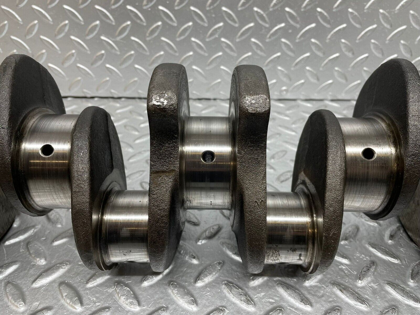 0349 Mercedes-Benz W123 220D Crankshaft  61504