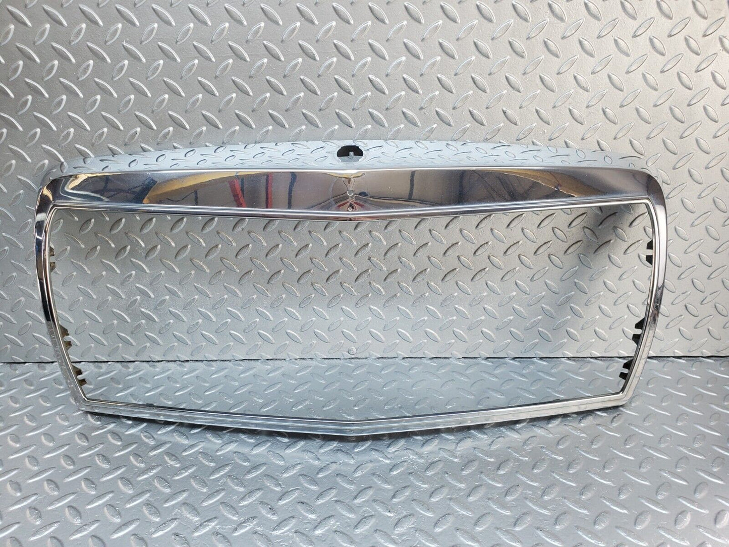 45724 Mercedes-Benz W126 420SE Bonnet Grill Chrome Frame