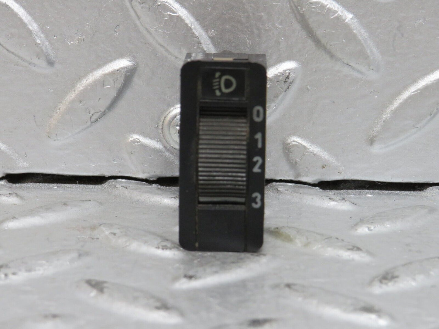 28167 Mercedes-Benz W123 280E Headlight Level Switch 0008000473 0307650100