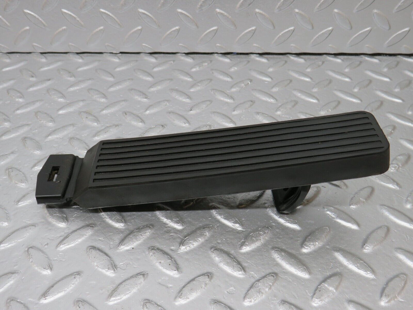 34095 Mercedes-Benz W124 260E Accelerator Pedal & Rubber 1233010082 1263000504