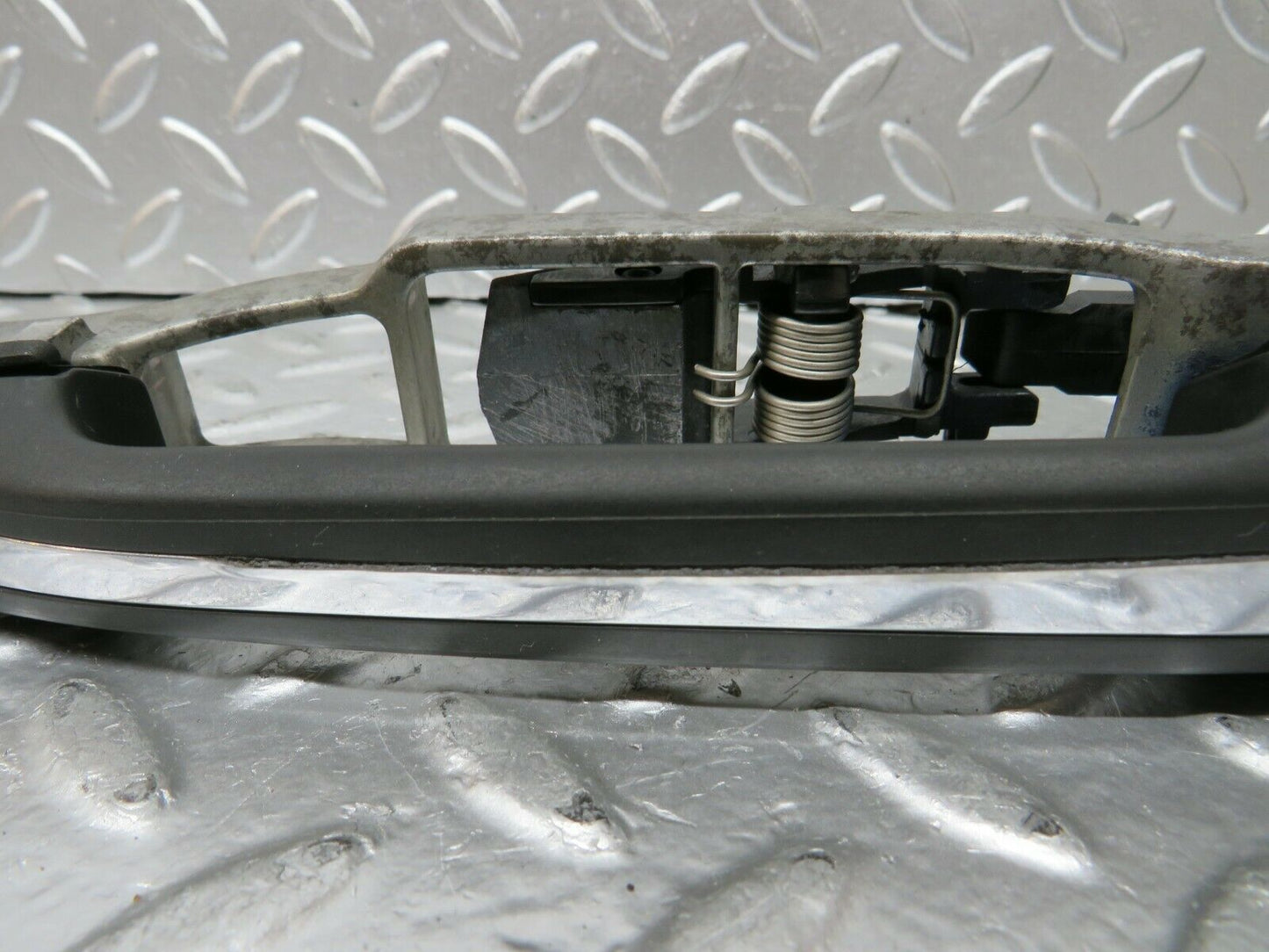 24256 Mercedes-Benz S124 220TE Front Left Exterior Door Handle No Key