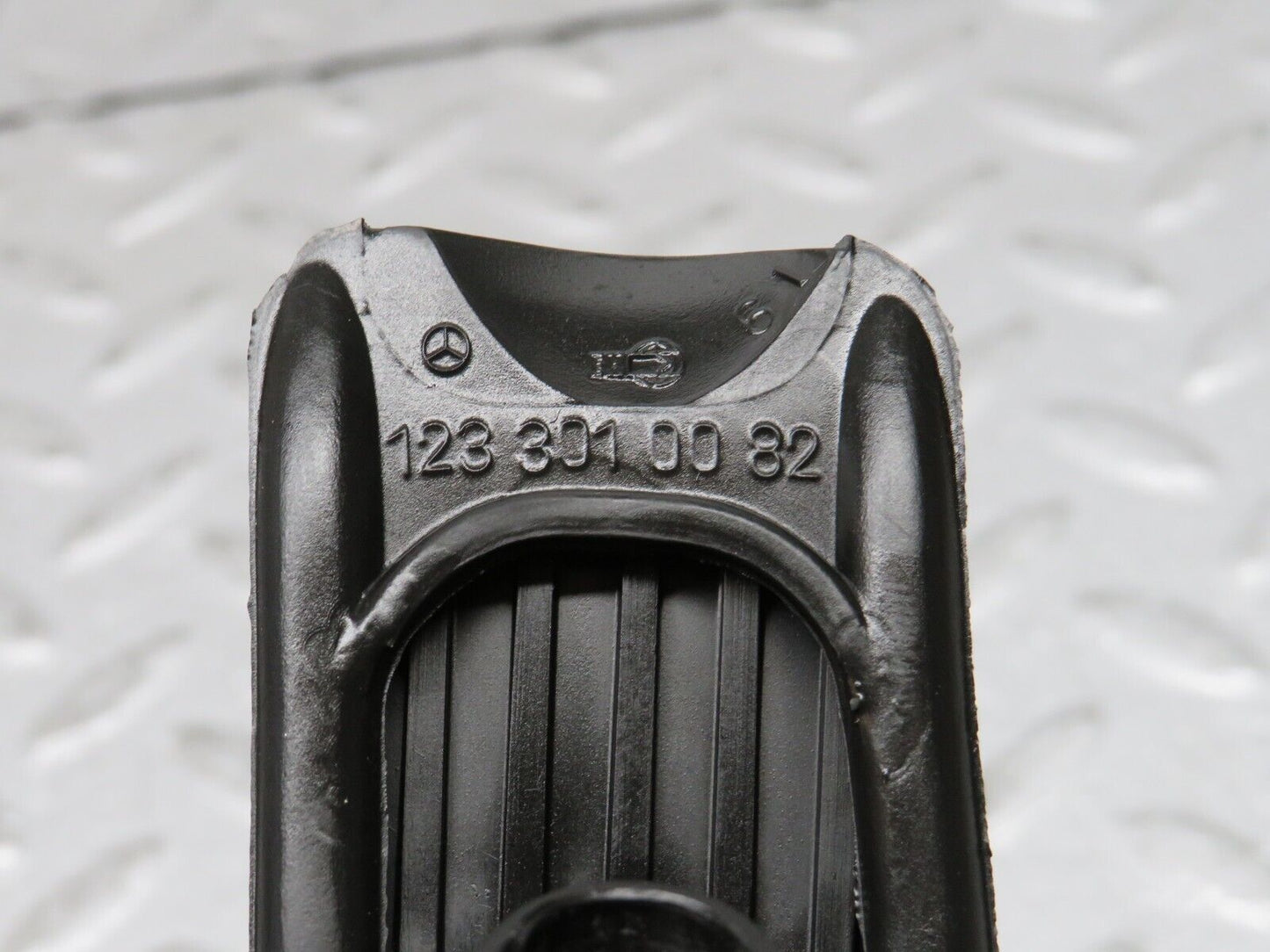 37940 Mercedes-Benz A124 320E Cabriolet Accelerator Pedal With Rubber 1263000504 1233010082