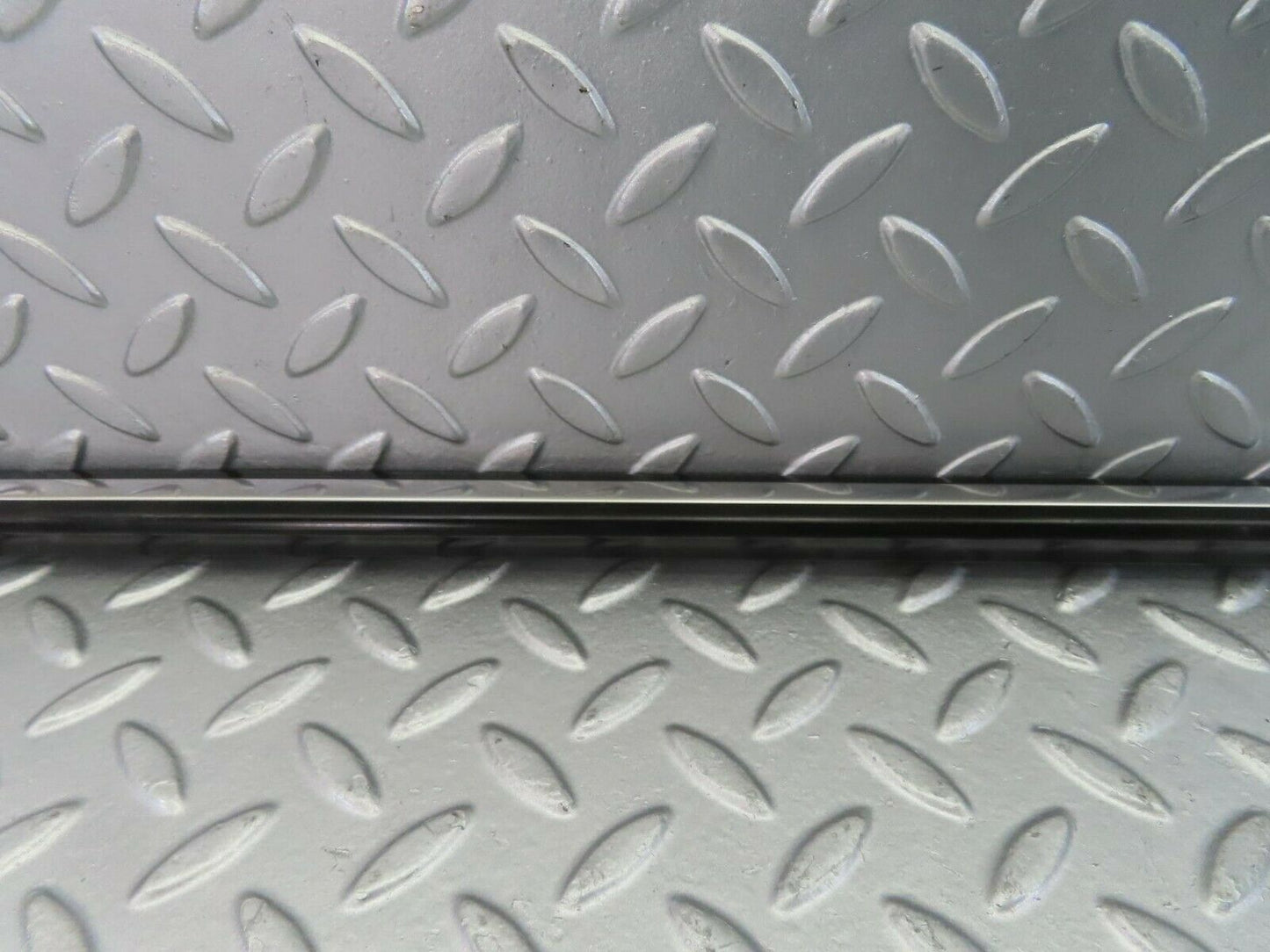 10240 Mercedes-Benz W123 Rear Right Door Centre Moulding Trim