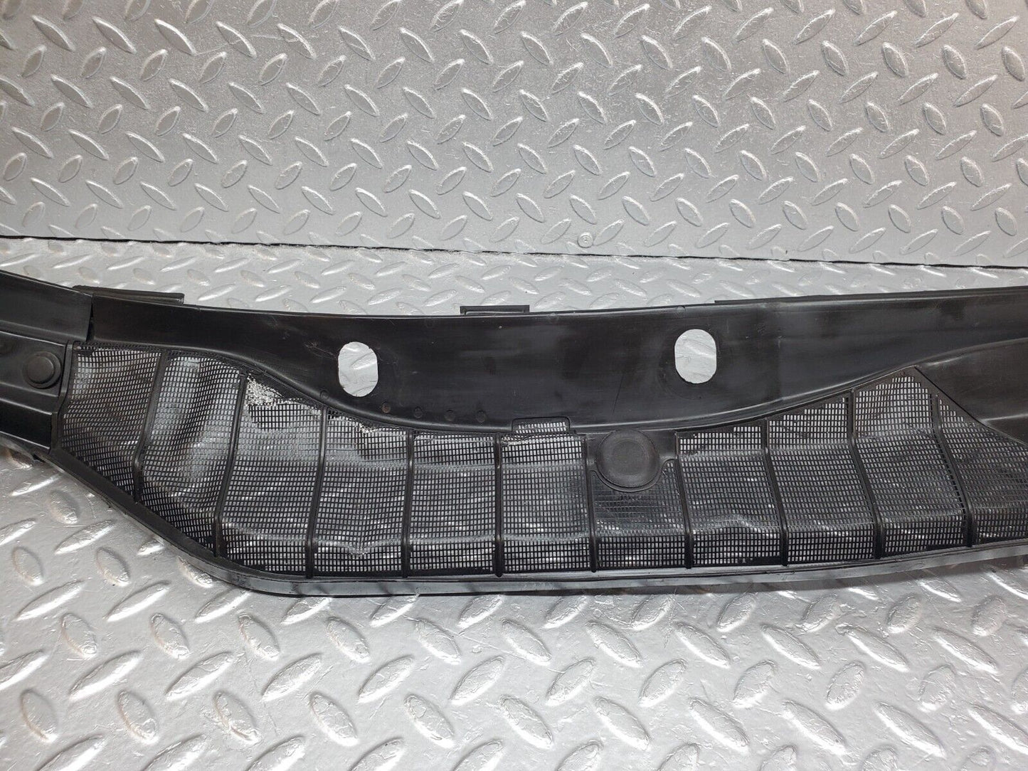 45707 Mercedes-Benz W126 420SE Windscreen Wiper Cover Grill 1268300413 1268300313