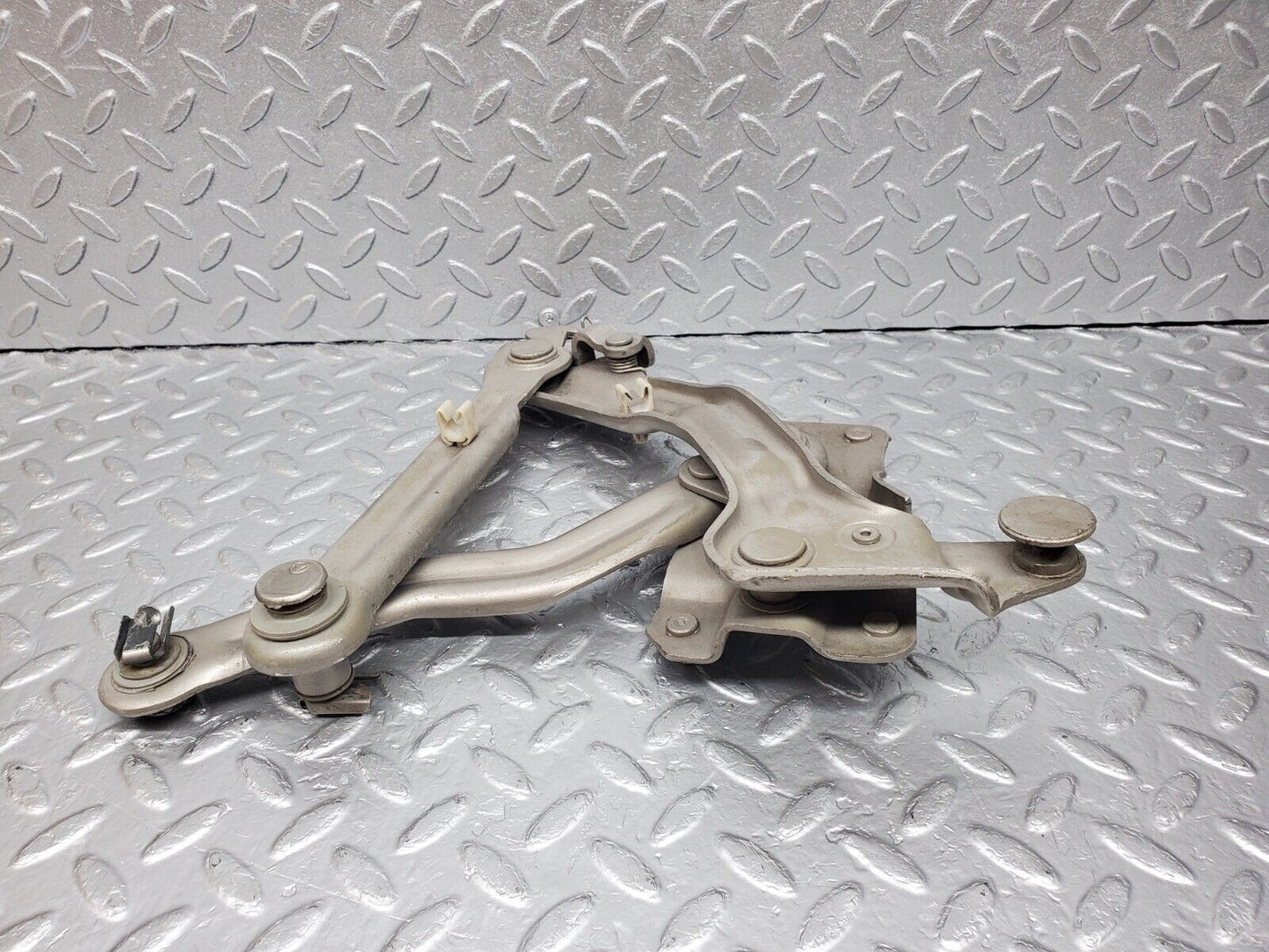 45797 Mercedes-Benz W126 420SE Bonnet Hinge Left Side