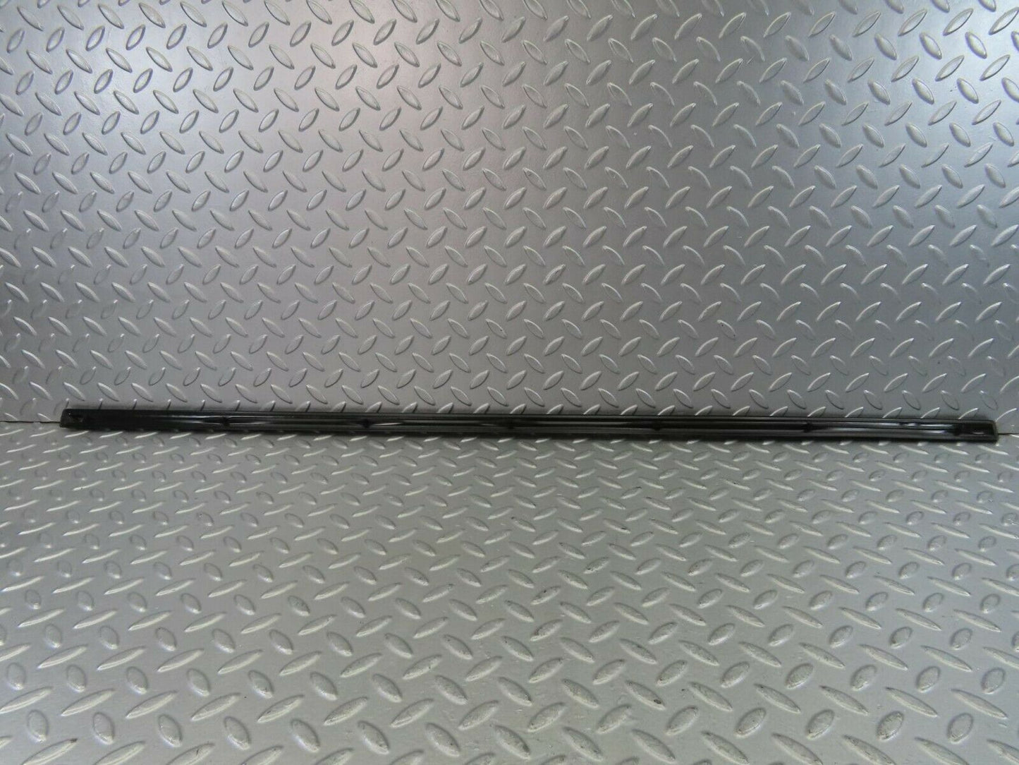 10256 Mercedes-Benz W123 Front Left Door Centre Moulding Trim