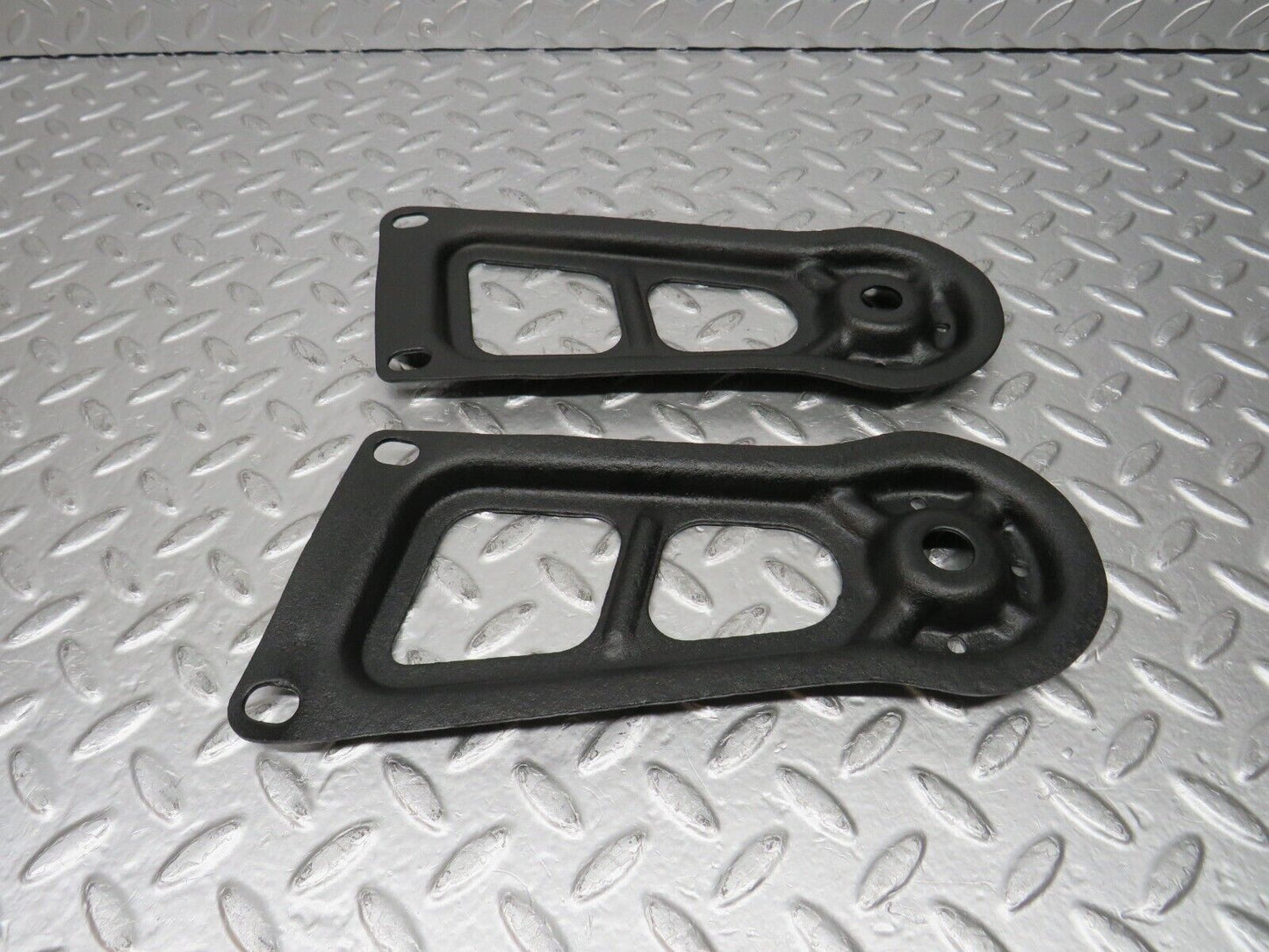 31122 Mercedes-Benz W123 200D Rear Suspension Axle Mounting Bracket