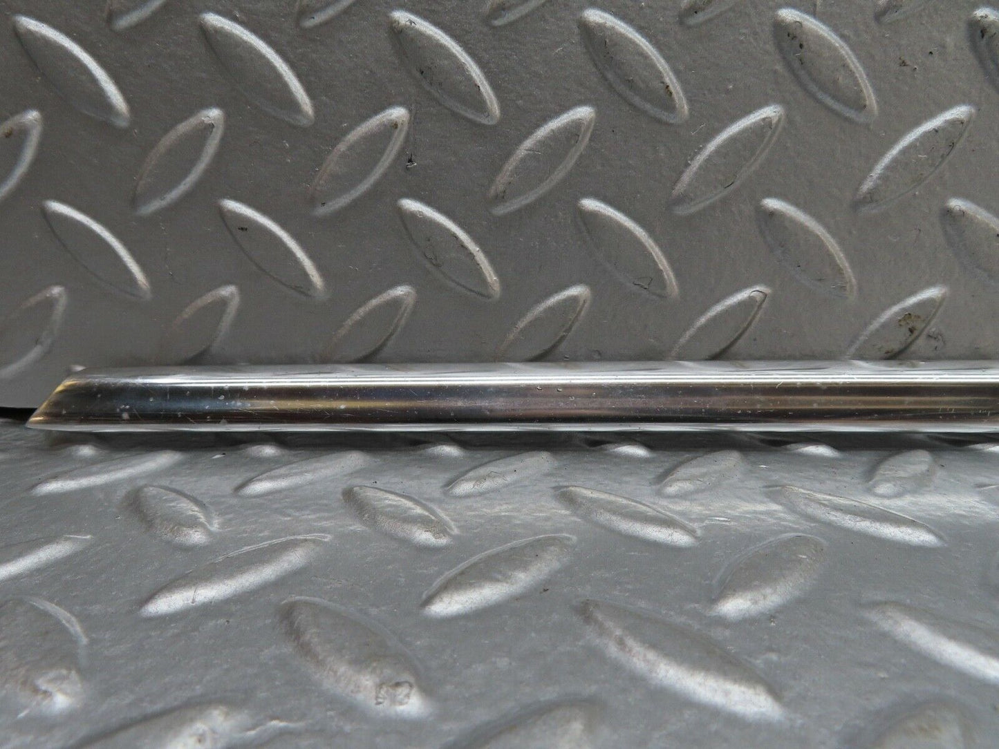 19125 Mercedes-Benz W123 300D Front Left Door Chrome Moulding Trim
