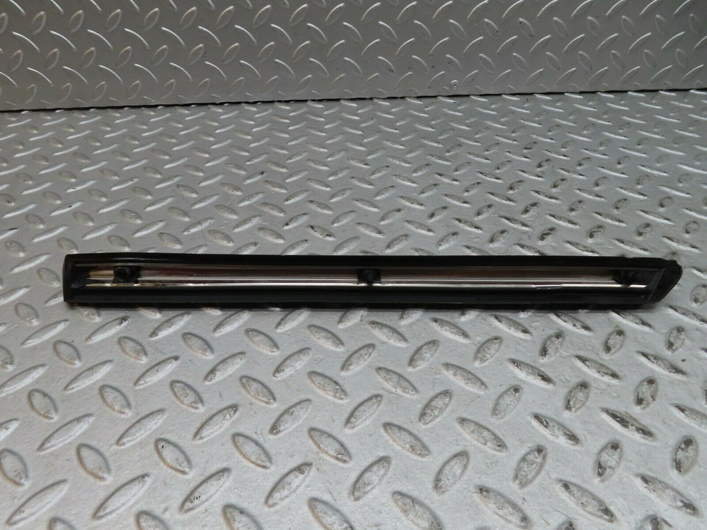 17891 Mercedes-Benz W116 450SEL Front Left Fender Wing Centre Chrome Trim