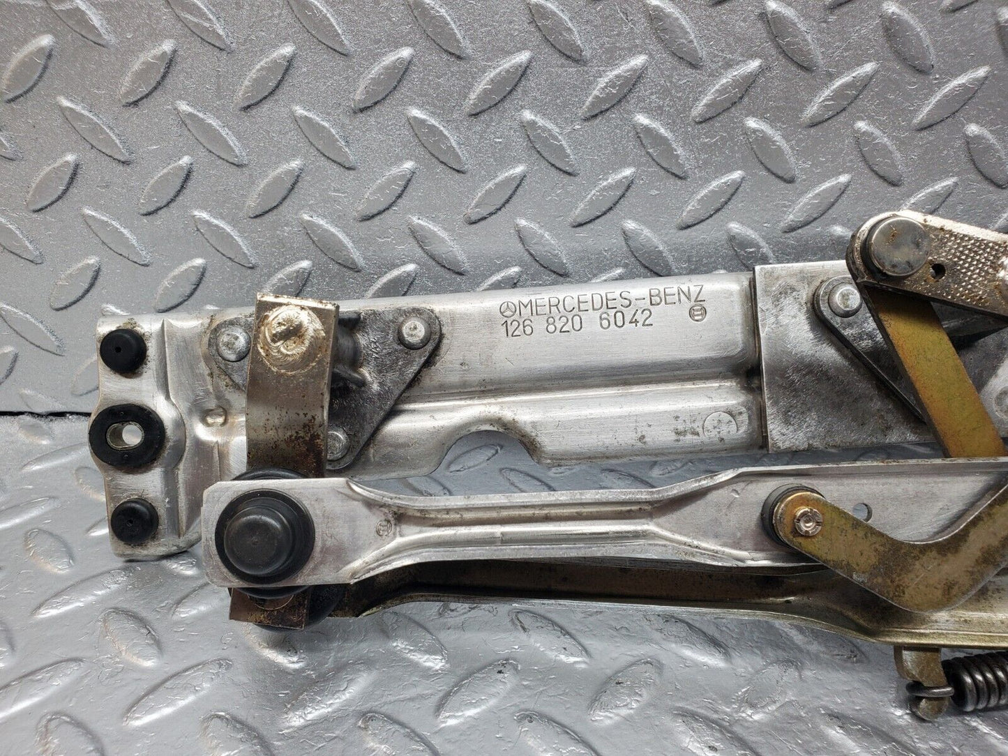 45819 Mercedes-Benz W126 420SE Windscreen Wiper Mechanism Linkage 1268206042
