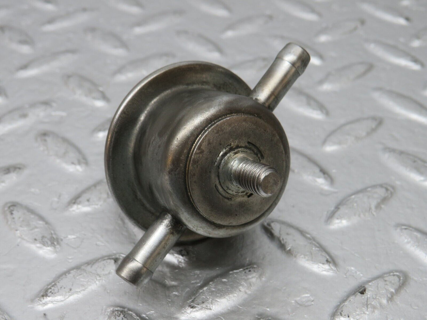 32820 Mercedes-Benz C107 R107 350 V8 Fuel Pressure Regulator Bosch 0280161001