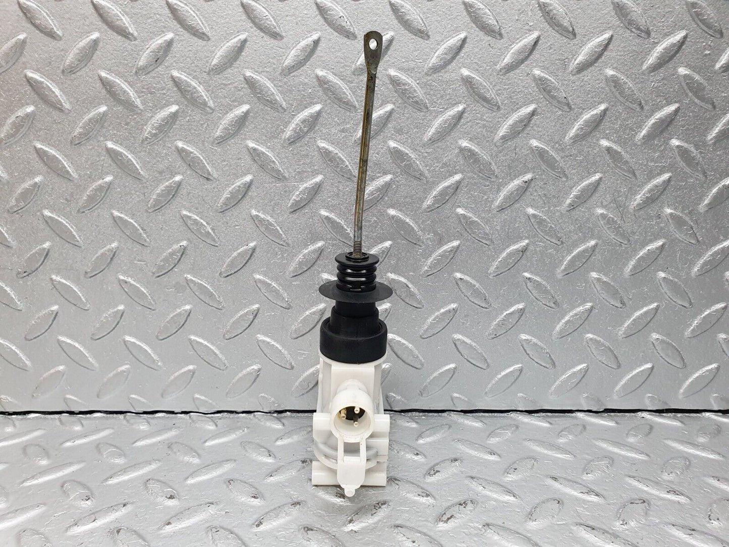 41009 Mercedes-Benz W126 300SE Front Right Door Lock Vacuum Actuator