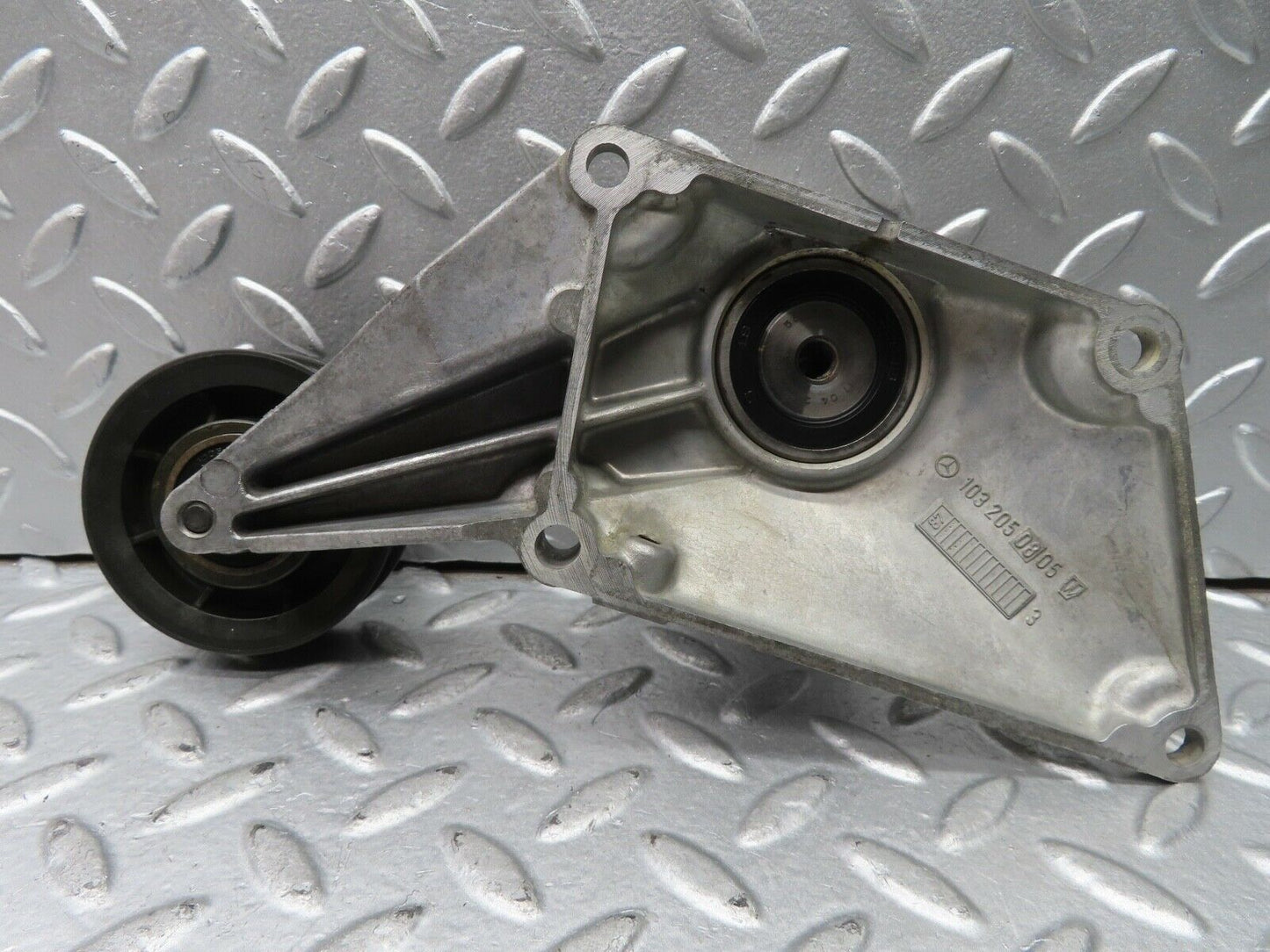 21713 Mercedes-Benz W126 300SE Engine Cooling Fan Clutch Bracket 1032050805