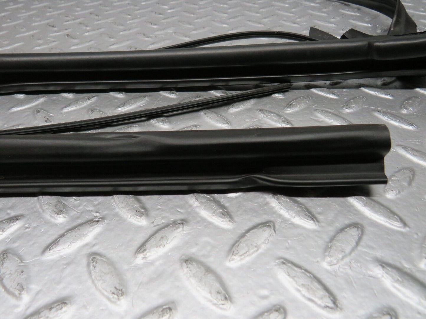 39677 Mercedes-Benz R129 320SL Coupe Front Windscreen Rubber Seal