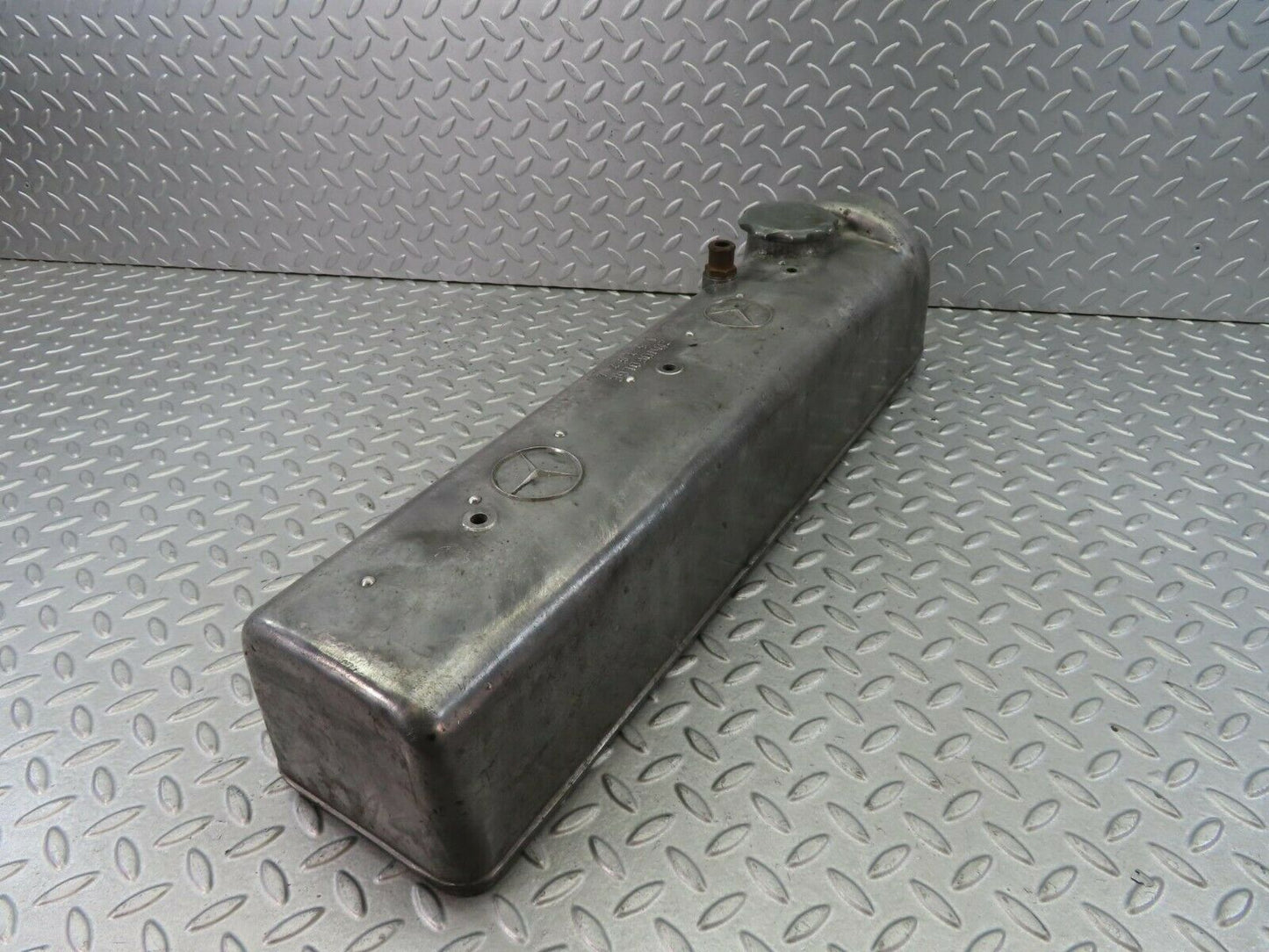 8674 Mercedes-Benz W111 Cylinder Head Valve Cover 1800161305
