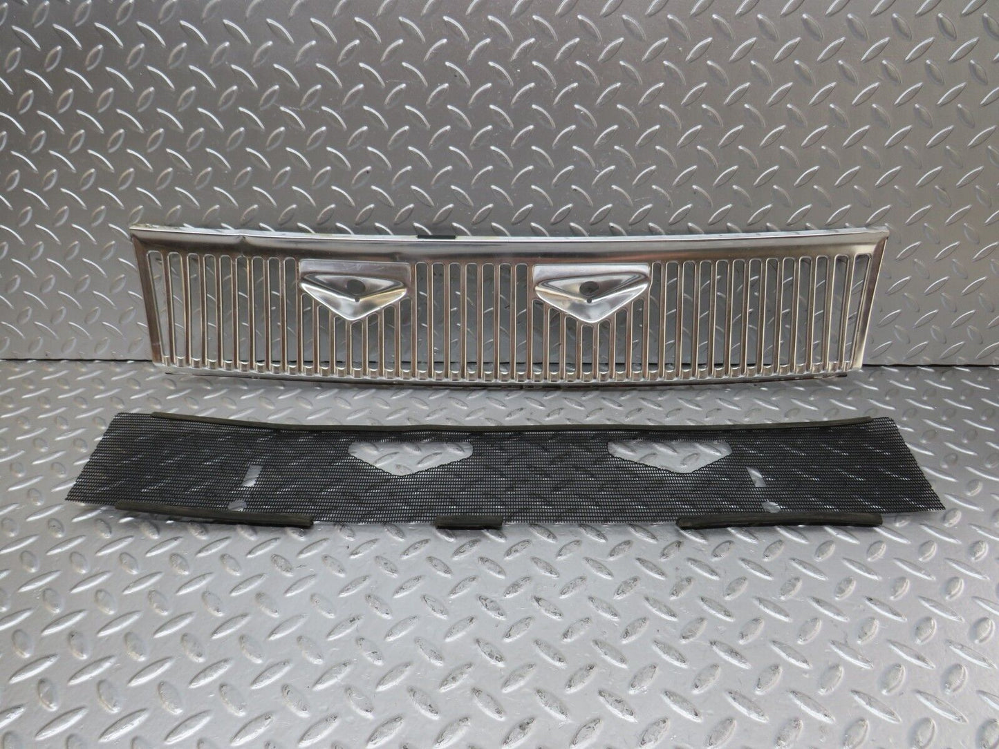 26307 Mercedes-Benz W116 450SE Air Intake Grill Chrome