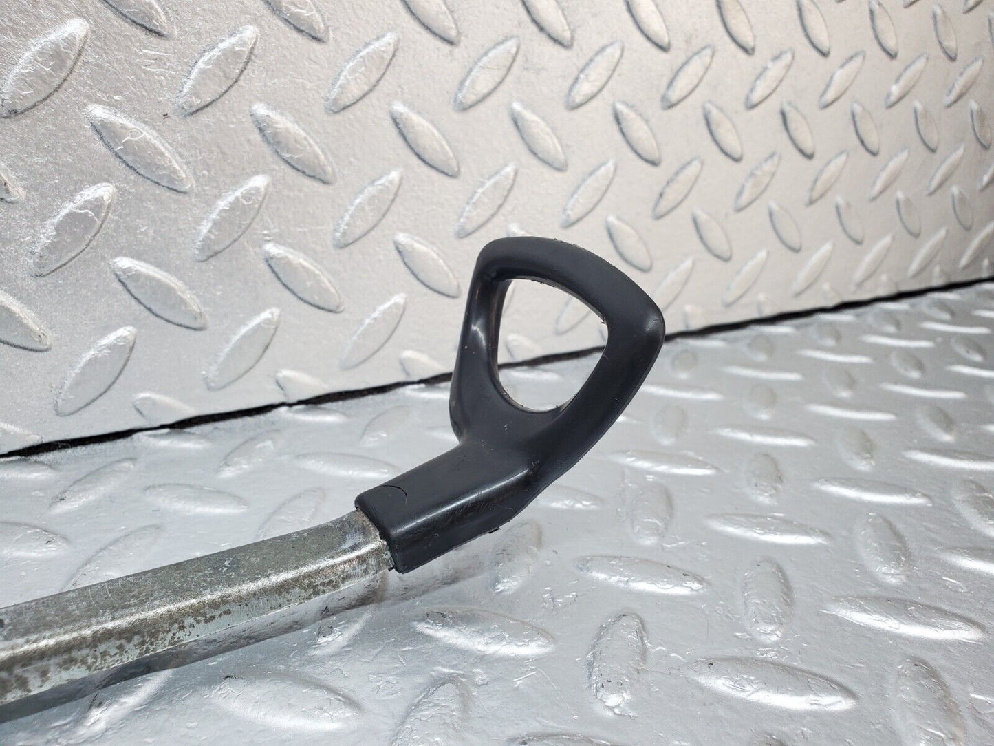 44415 Mercedes-Benz W123 280E Front Left Seat Sliding Adjust Handle