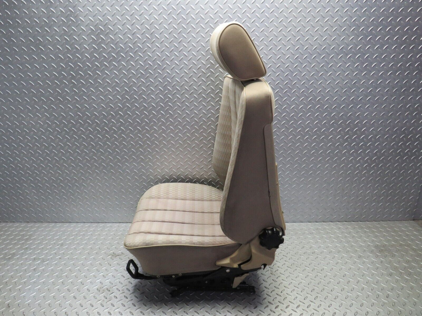 38879 Mercedes-Benz W201 190E Front Right Seat Beige